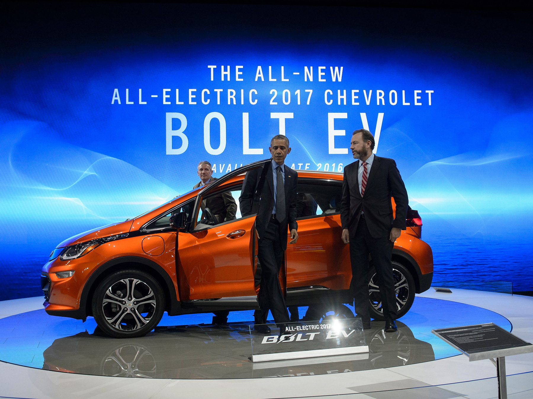 Barack Obama scoped out a Chevy Bolt at the 2016 North American International Auto Show in Detroit.