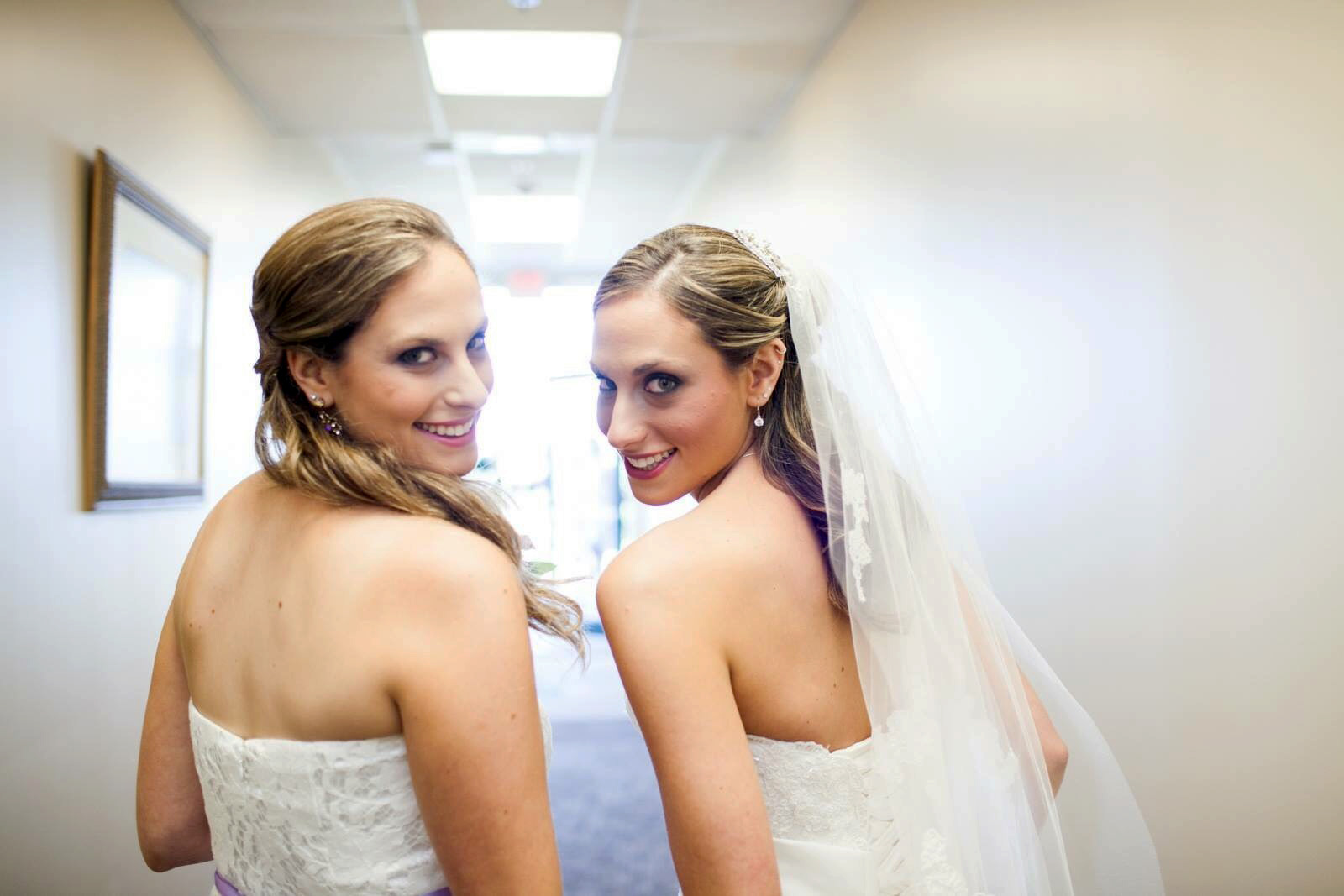 Twins Samantha Schilit (left) and Arielle Schilit Nitenson (right) at Nitenson’s wedding in 2013.