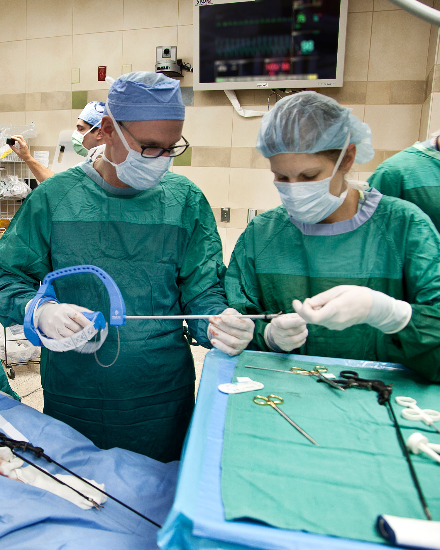 Surgeons try out an inexpensive handheld instrument with the same functionality as a surgical robot.