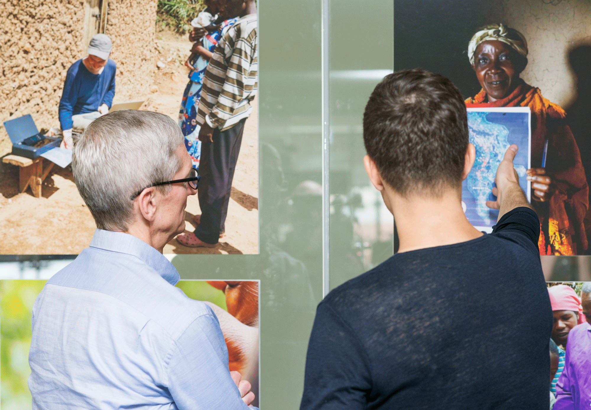 A graduate student in the Laboratory for Social Machines at the MIT Media Lab explains his research to Apple CEO Tim Cook.