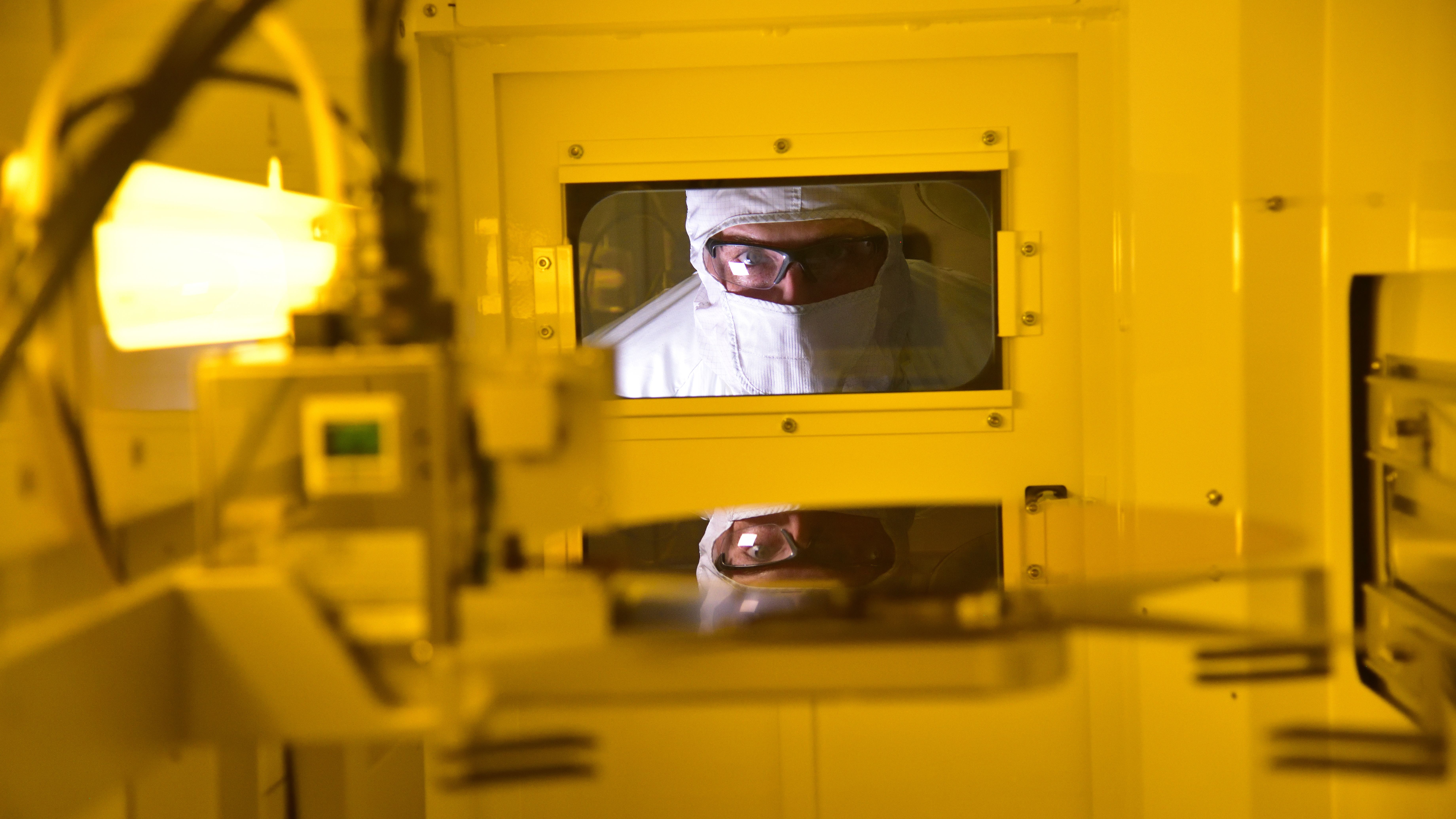出遅れたインテル、量子チップ製造開始でトップに躍り出る