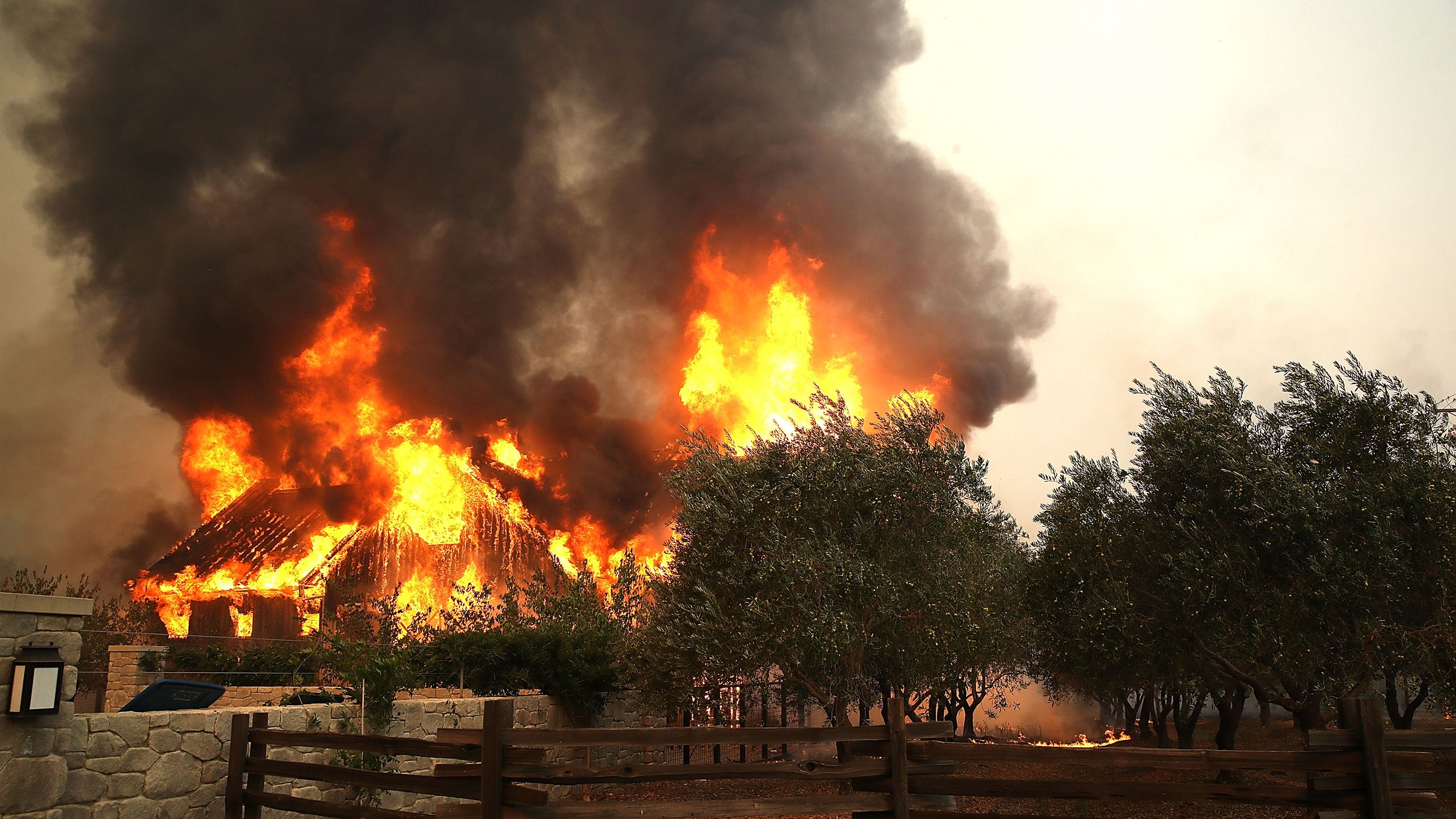 カリフォルニア州で過去最悪の山火事、気候変動も影響か