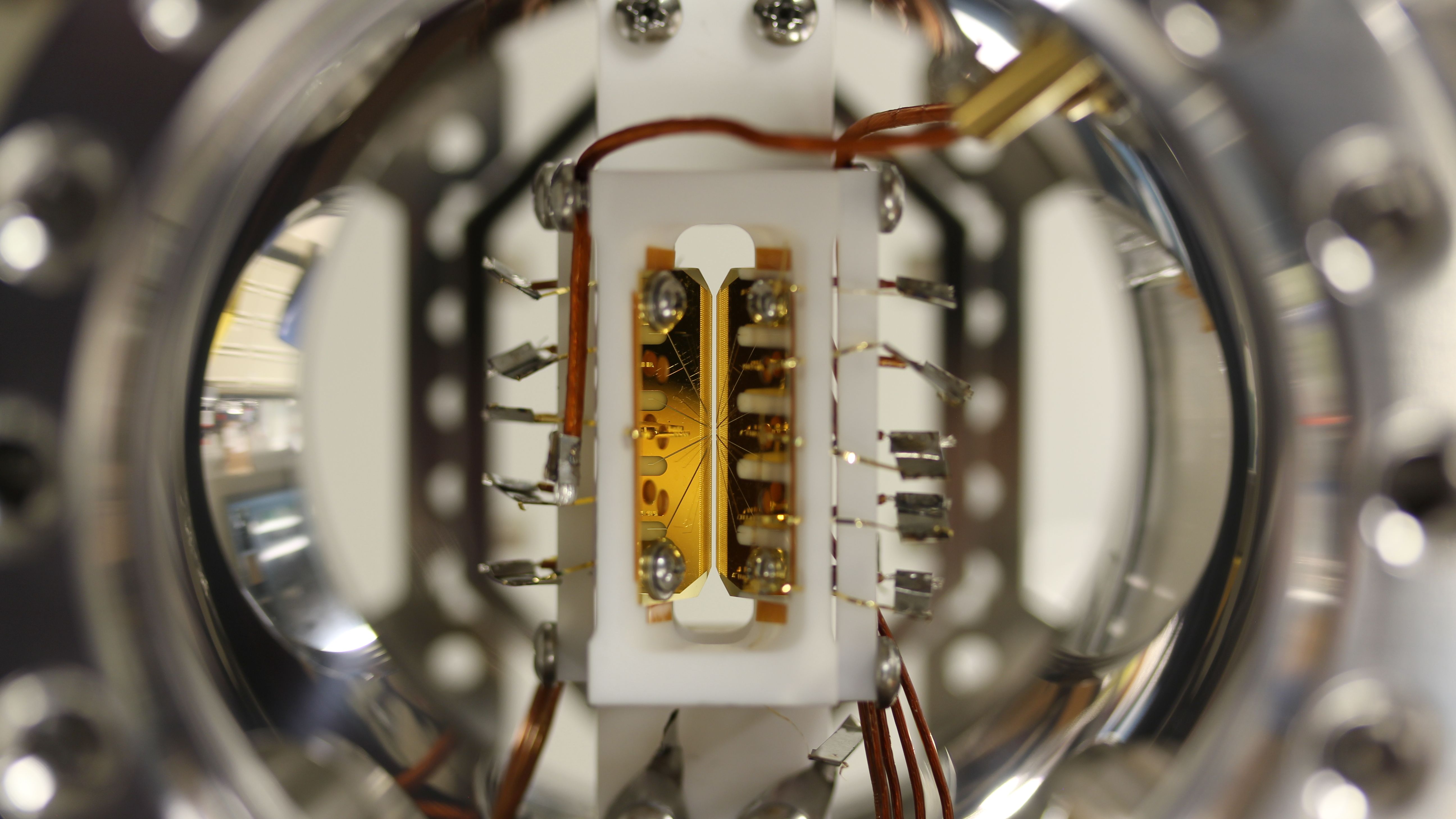 新方式の量子コンピューターが50量子ビット超を達成