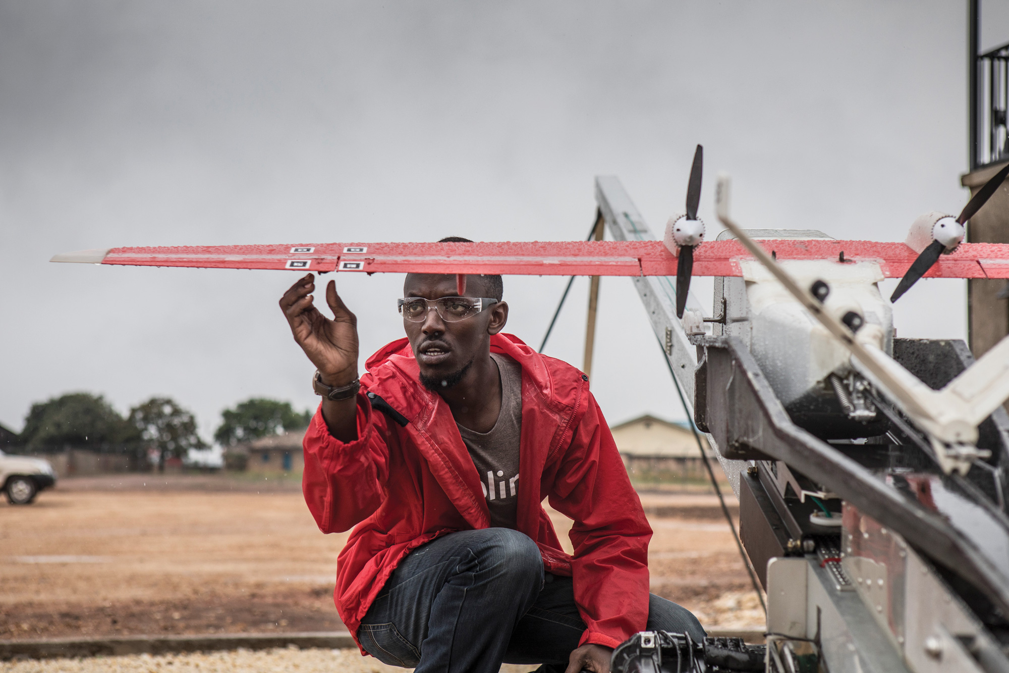 <b><a href="https://www.technologyreview.com/s/608034/blood-from-the-sky-ziplines-ambitious-medical-drone-delivery-in-africa/" target="_blank">Zipline’s Ambitious Medical Drone Delivery in Africa</a></b> <br> Photographs by Jason Florio