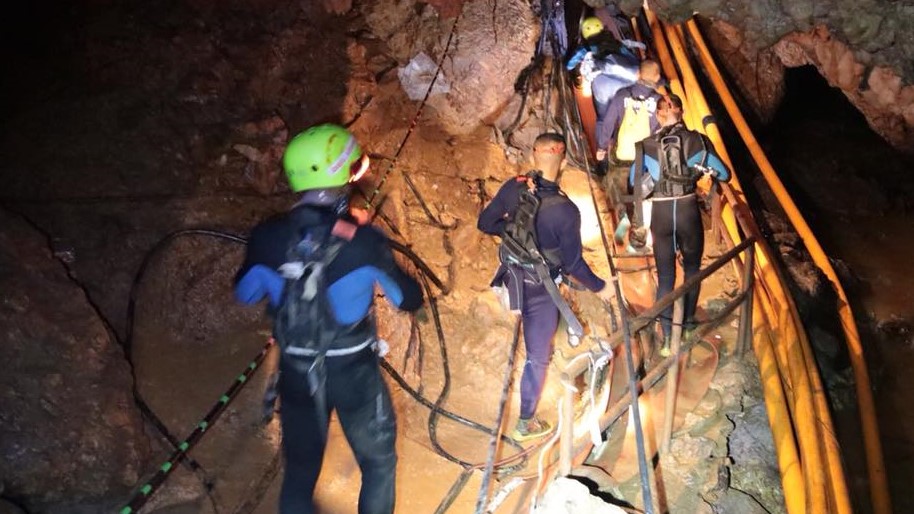 タイ洞窟遭難事故、救助活動にドローンも活躍