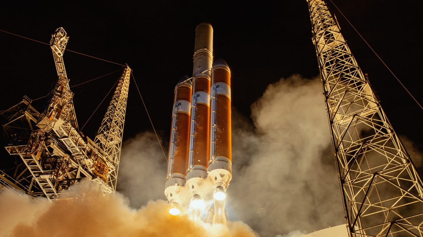 NASA最新探査機が打ち上げに成功、太陽への「最接近」目指す