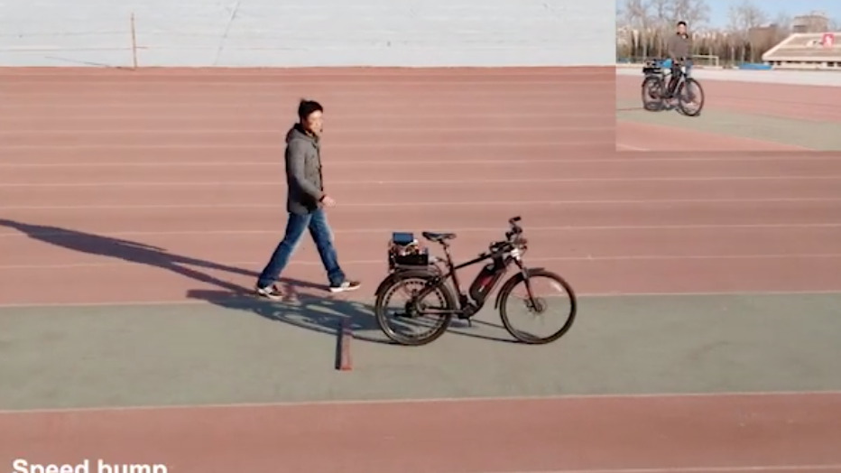 清華大学がAI専用ハイブリッド・チップ、自律「自転車」で実証