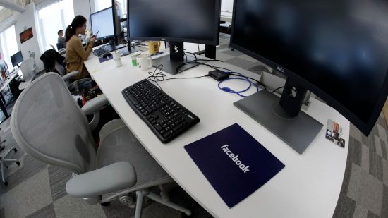 フェイスブックはコンテンツ監視員3万人雇用を、NY大学が提言