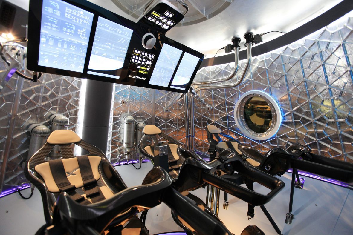 MIT Tech Review: 消える操縦桿、宇宙船の「AI化」はどこまで進める