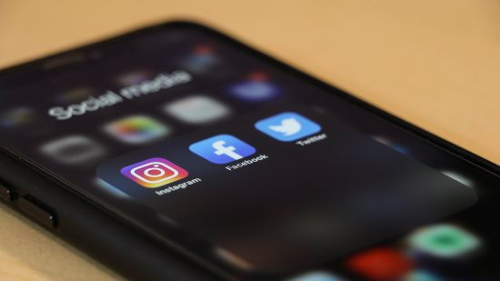 SNSで存在感増す陰謀論、「Qアノン」とは何か？