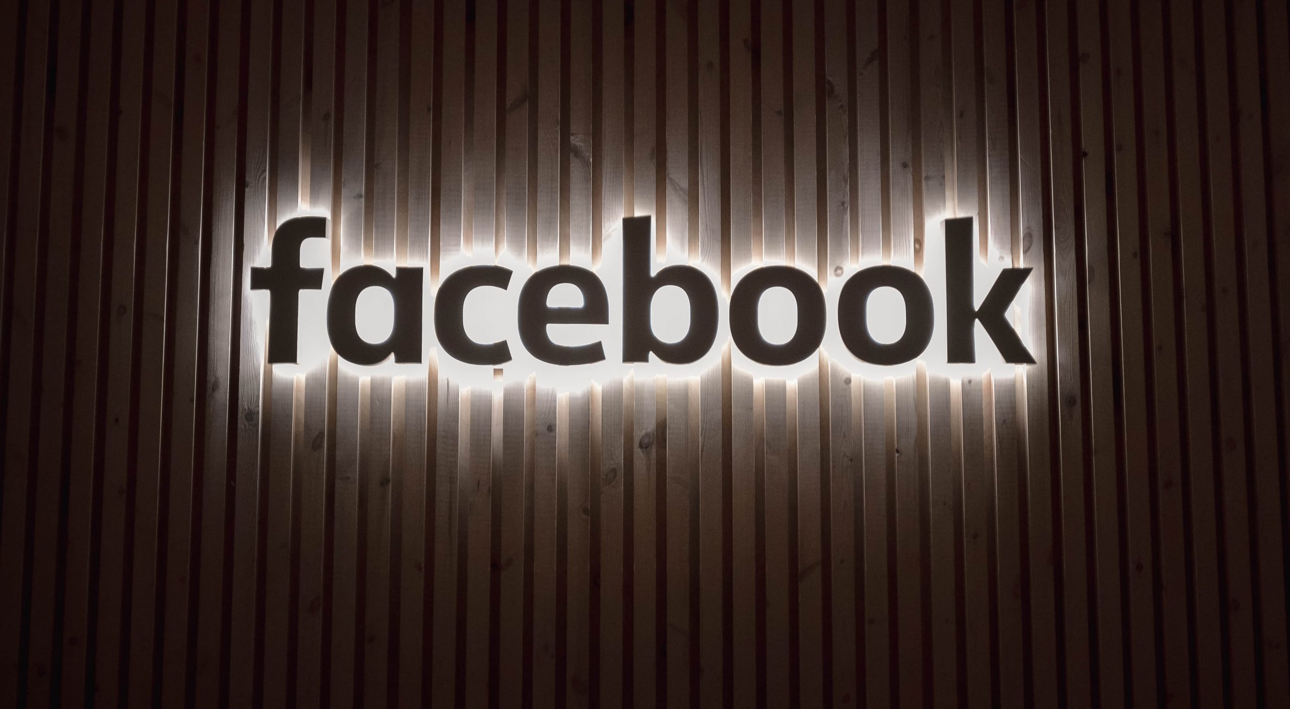フェイスブック、「Qアノン」関連アカウントを全面排除へ