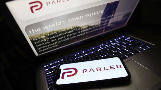 極右に人気のSNS「パーラー」、大手テック企業が排除
