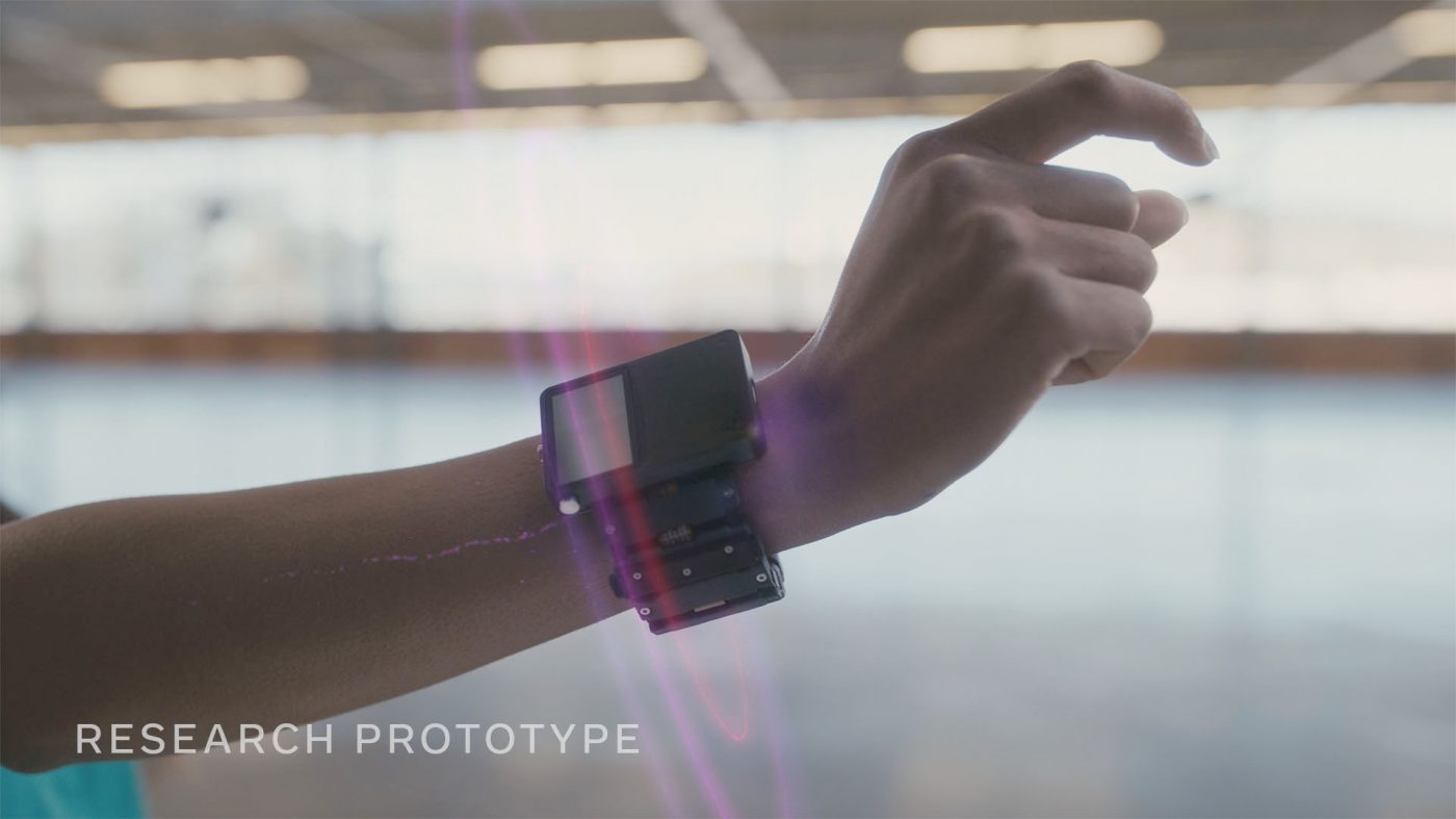 MIT Tech Review: フェイスブック、脳でARを操作できるリストバンドを開発