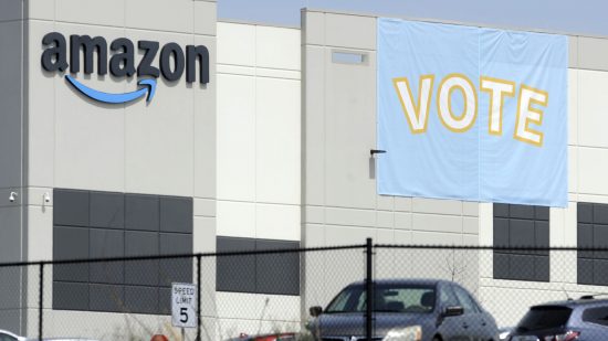 ディープフェイクの偽「アマゾン社員」登場、労組結成投票に混乱