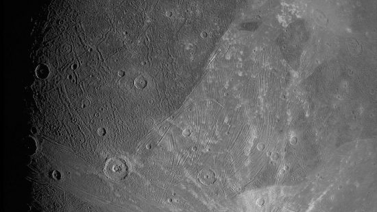NASA探査機が20年ぶりに最接近した「ガニメデ」最新画像
