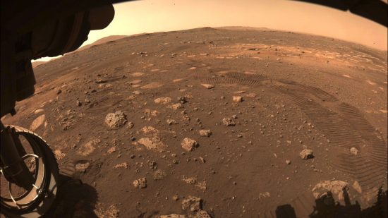 NASA火星探査車が岩石のサンプル採取に成功、史上初