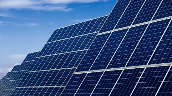 参入相次ぐ「ペロブスカイト太陽光電池」、実用化はいつ？