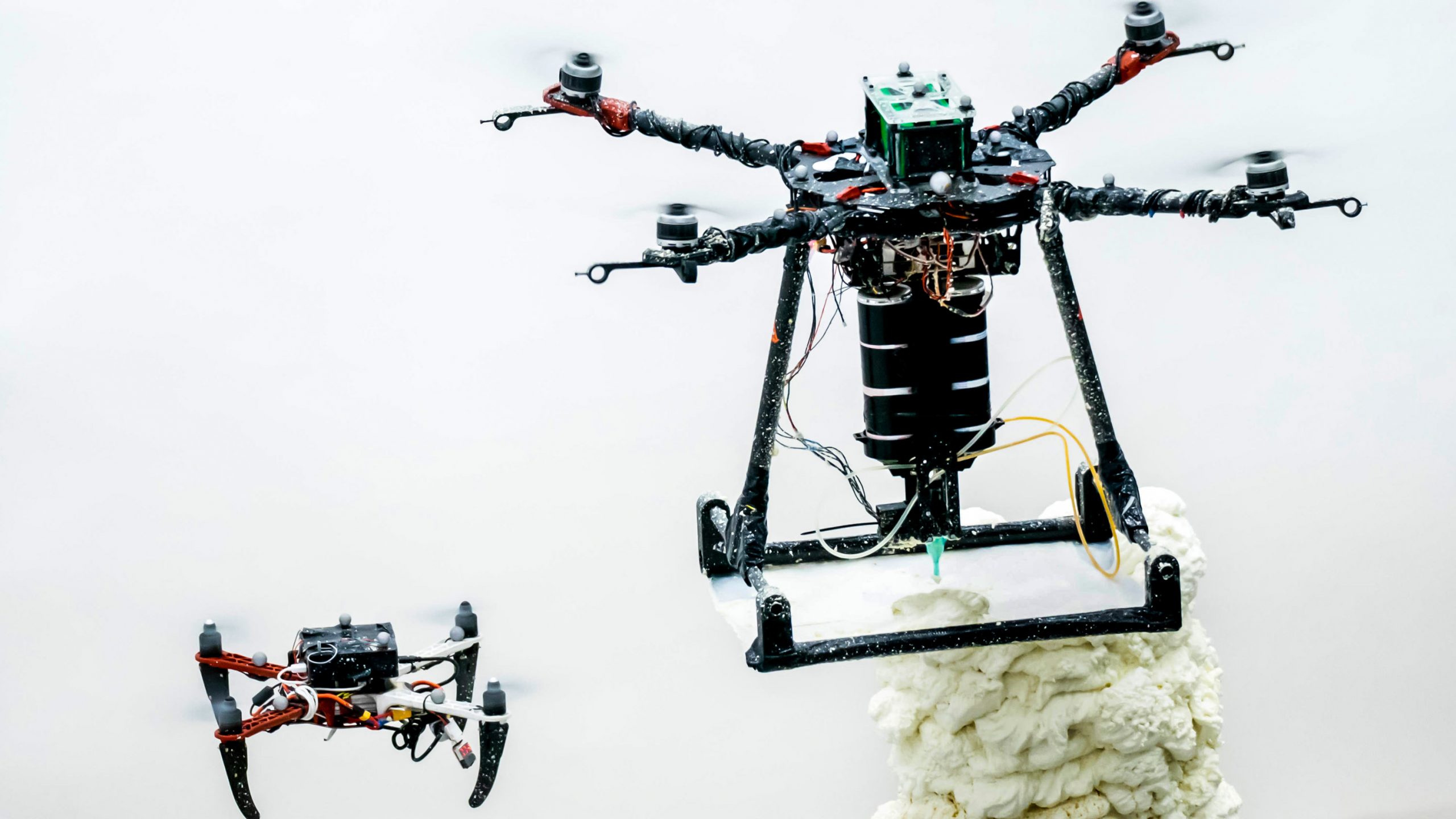 ハチの巣作りにヒント、ドローンが建物をチームで3Dプリント