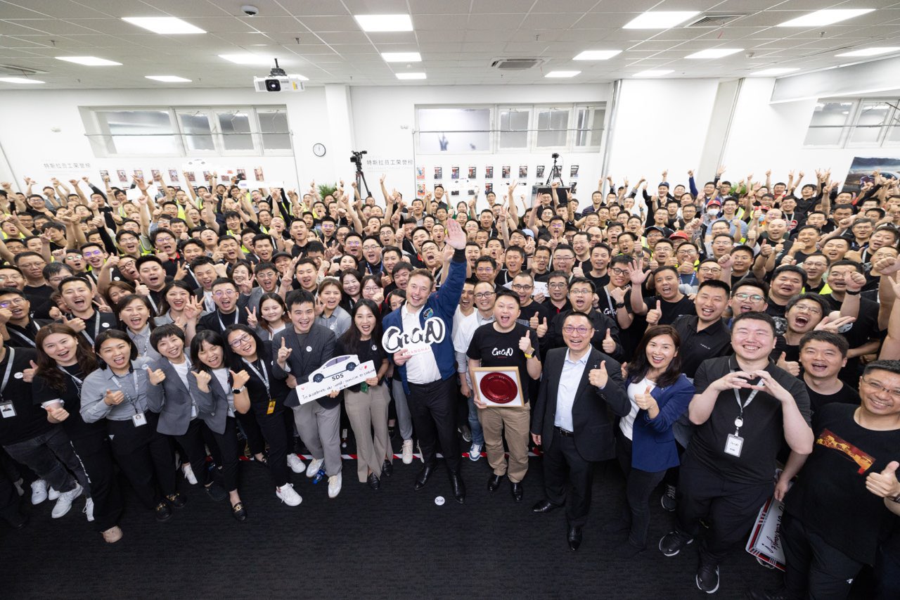 Elon and the team of the Shanghai gigafactory pose for a group photo