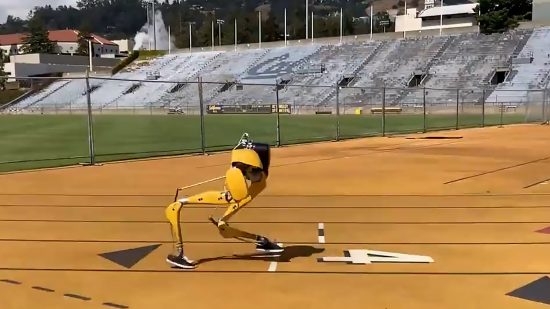 AIが教えるロボット新技能　二足歩行で走る、跳ぶ「キャシー」