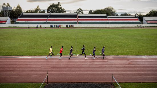 スーパーシューズ革命マラソン王国の夢を支えるテクノロジーの功罪