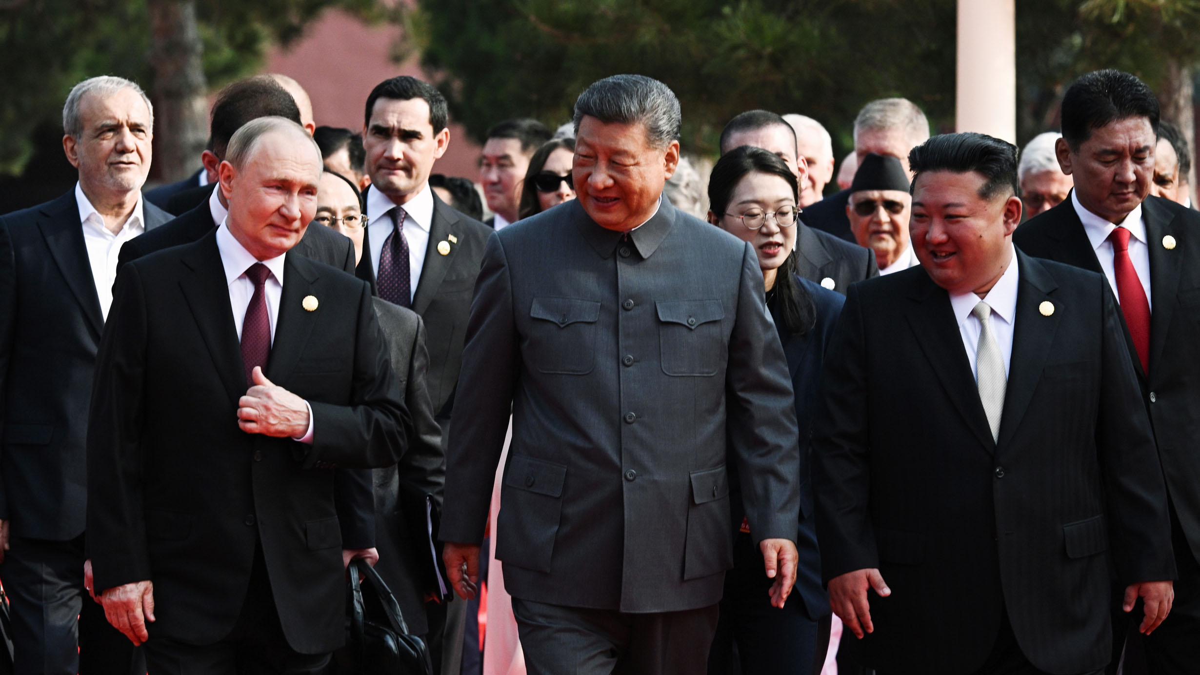 ロシア大統領ウラジーミル・プーチン、中国国家主席シー・ジンピン、北朝鮮指導者キム・ジョンウンが並んで歩いている