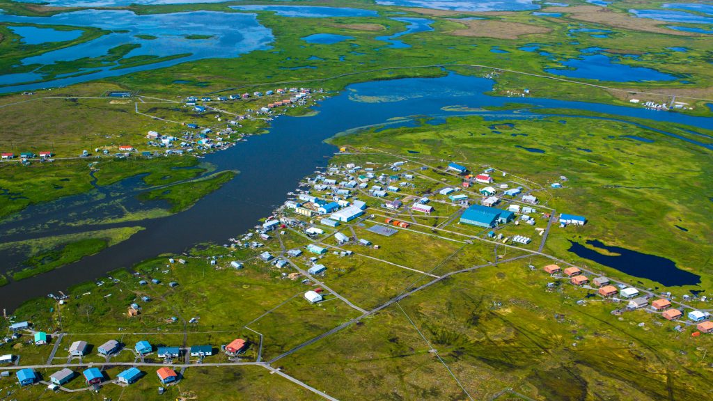 沈むアラスカ、自宅に亀裂も衛星データで永久凍土解析、町の安全を守る