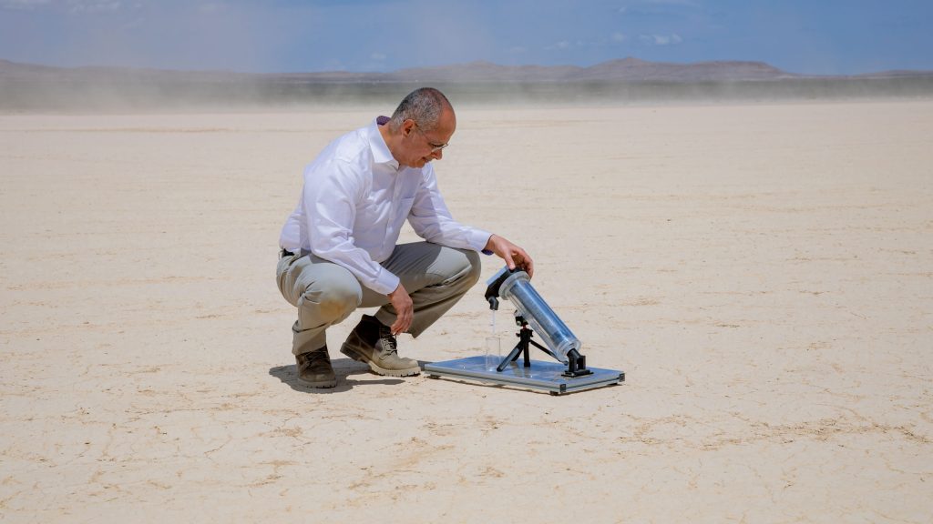 空気から水を作る技術——ノーベル賞化学者の夢、幼少期の水汲み体験が原点