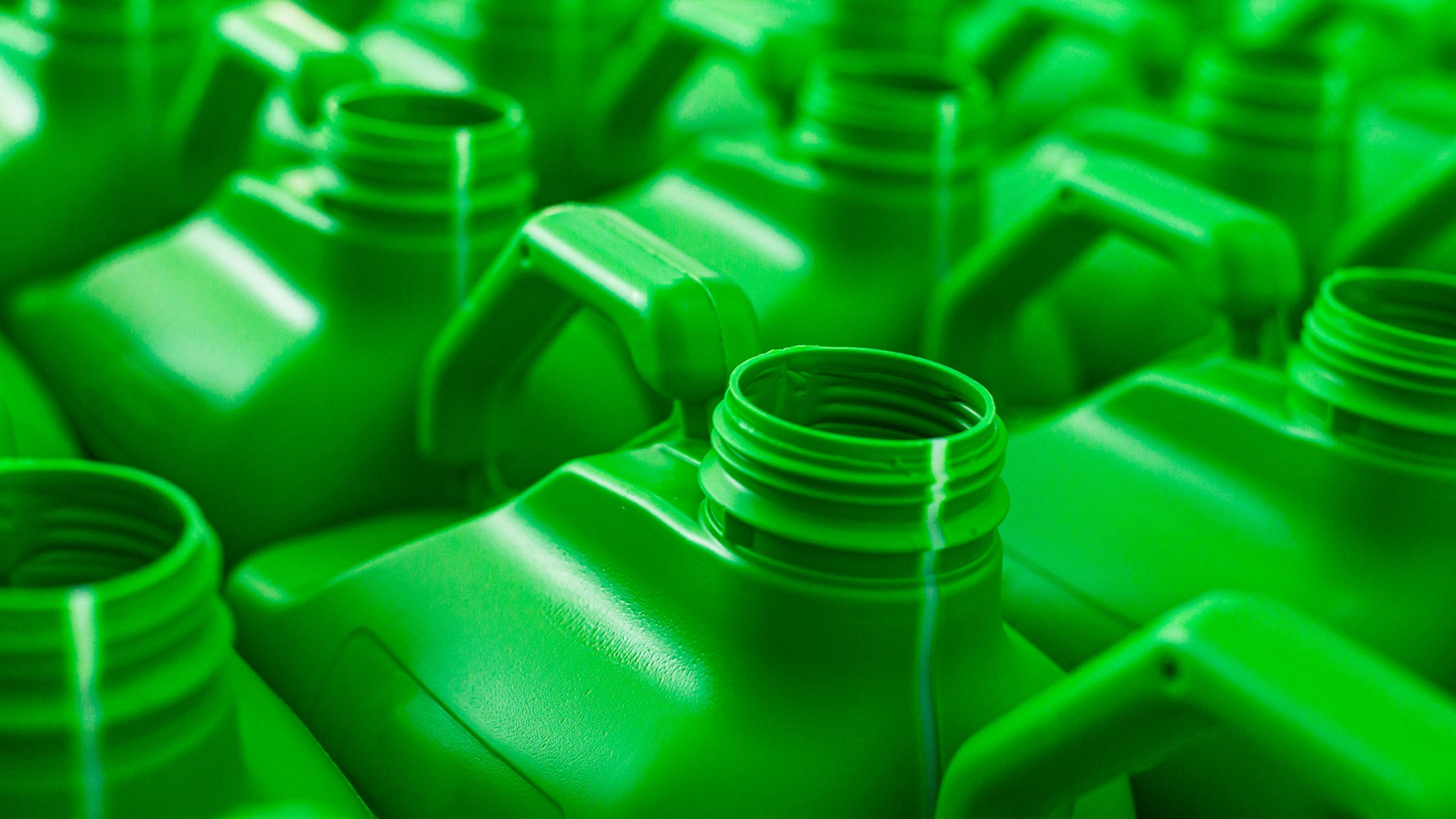 エネルギー転換より難しいプラ問題、ホルムズ危機で露わに