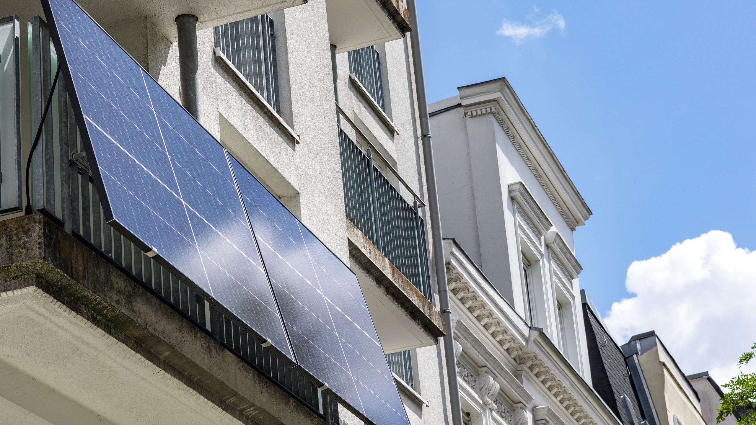 安全性は大丈夫？ 米国で「バルコニー発電」がブーム