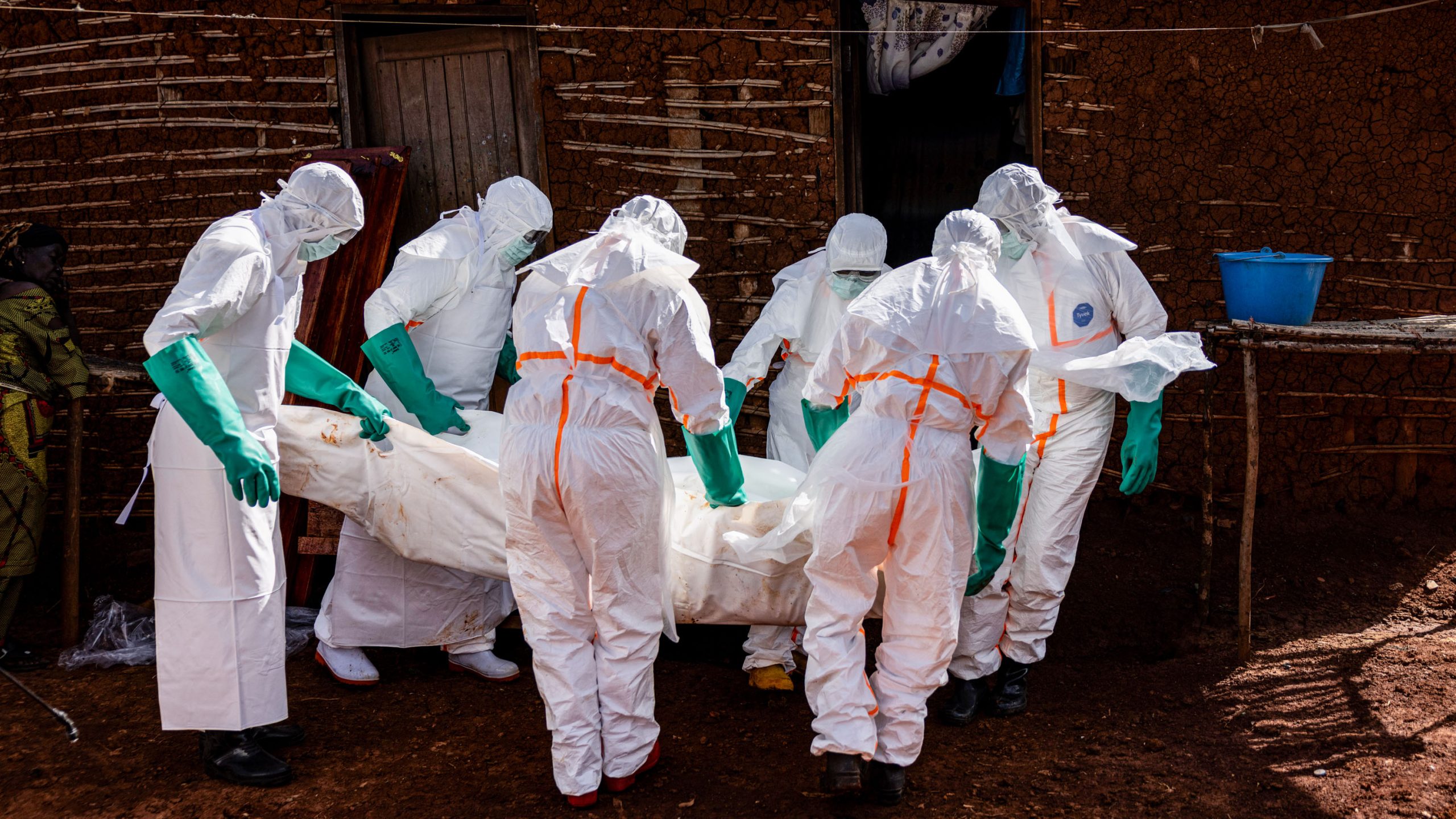エボラ死者200人超え、封じ込めに立ちはだかる「三重の壁」