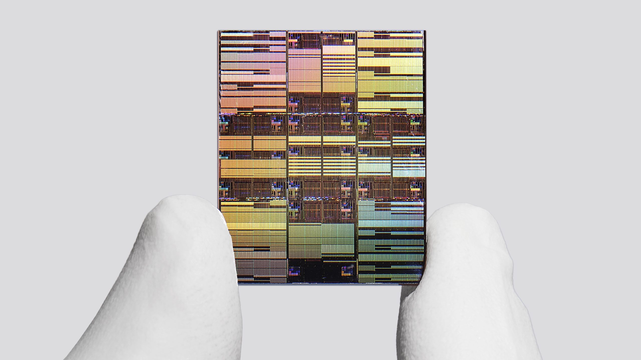 微細化の限界を超え、IBMがムーアの法則を10年伸ばす積層チップ
