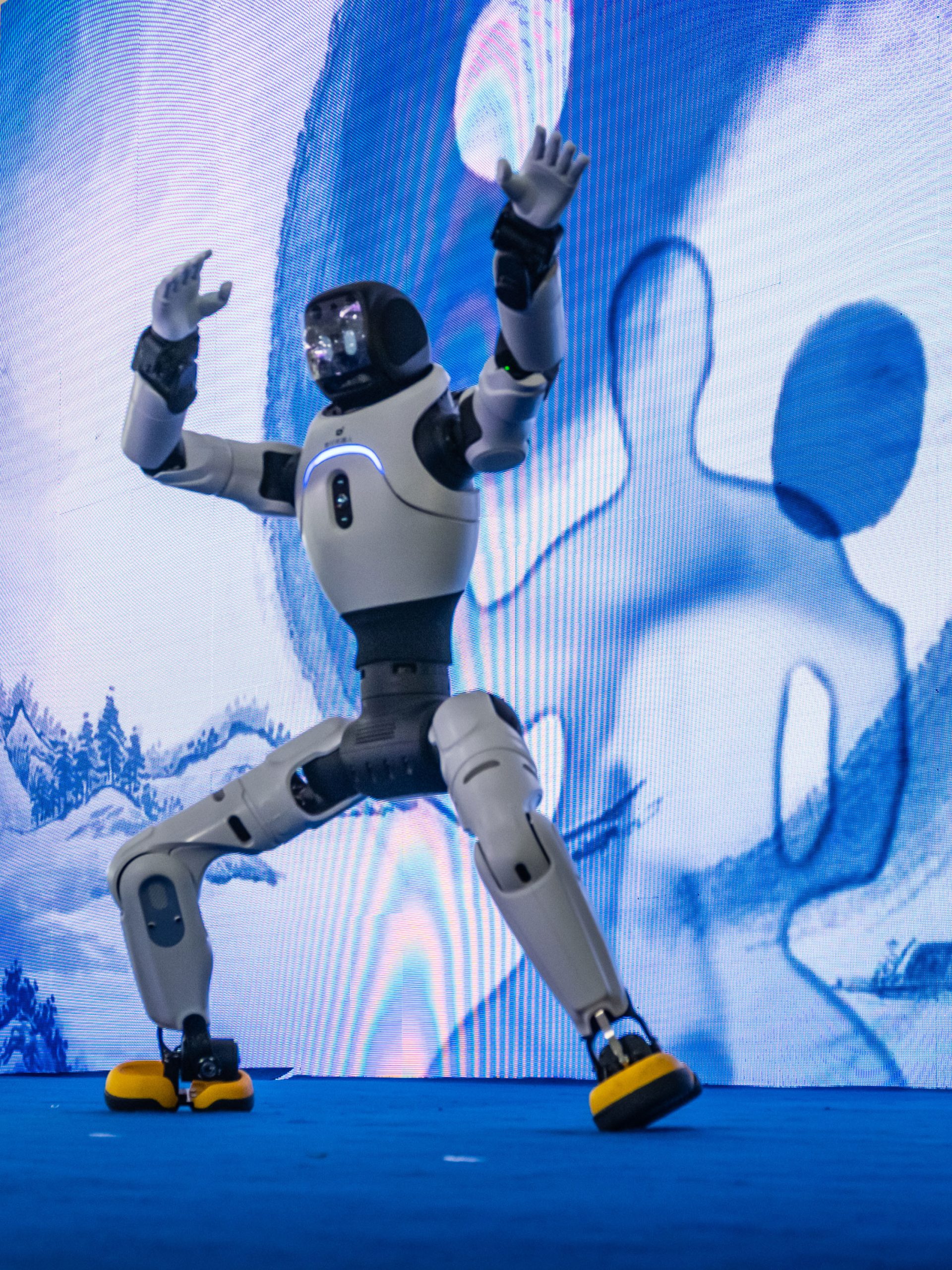 宙返りに酔拳も——家族連れで賑わう上海のロボット祭りを歩いた